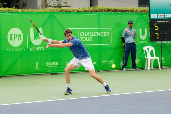 Spanish tennis player Enrique López Pérez in action