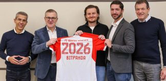 Bayern Munich announces multi-year partnership with Bitpanda Bayern Munich and Bitpanda employees holding up football shirt