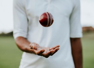 Worcestershire Cricket Club and Dafabet forge streaming deal Cricket player ready to throw the ball.