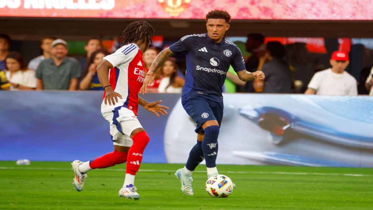 Manchester United's Jadon Sancho #25 in actions Arsenal's Josh NICHOLS #51 during a friendly football match at Sofi Stadium, , July 27, 2024 in Inglewood, California.