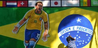 Brazil’s Ministry of Finance signs key integrity agreements Kolkata, India, 20-11-2022 - A painter applies finishing touches to an image of Brazil's national flag with Neymar Júnior, on a wall along a road ahead of the FIFA World Cup, in Kolkata.