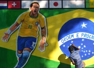 Brazil’s Ministry of Finance signs key integrity agreements Kolkata, India, 20-11-2022 - A painter applies finishing touches to an image of Brazil's national flag with Neymar Júnior, on a wall along a road ahead of the FIFA World Cup, in Kolkata.