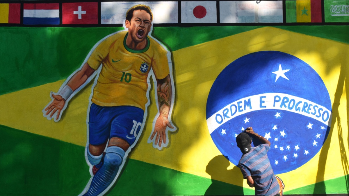 Kolkata, India, 20-11-2022 - A painter applies finishing touches to an image of Brazil's national flag with Neymar Júnior, on a wall along a road ahead of the FIFA World Cup, in Kolkata.