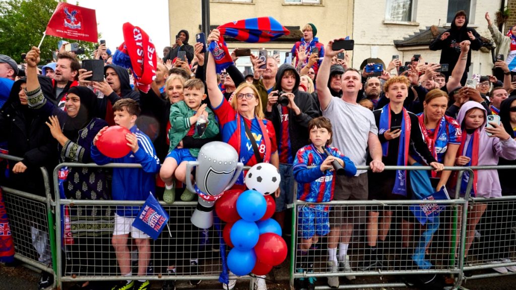 Londen, 26 mei 2025, Crystal Palace-fans vieren in de buurt van Selhurst Park tijdens de FA Cup-trofeeparade. Met dank aan: Antony Medley.