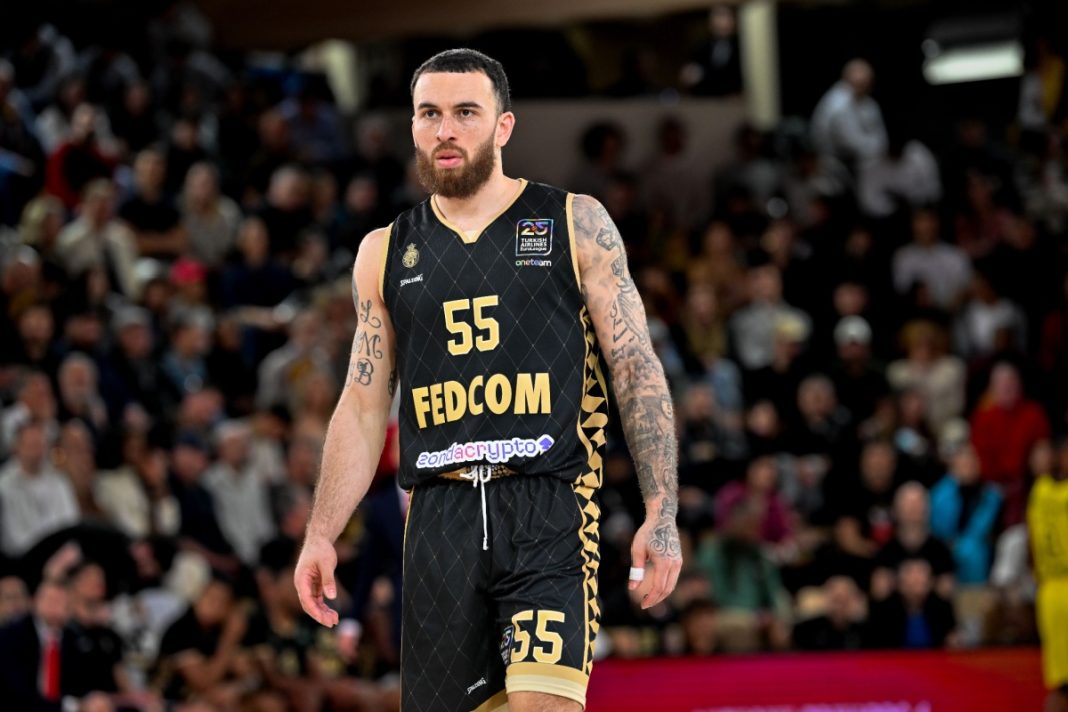Mike James playing in EuroLeague