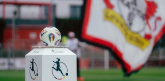 Why Frauen‑Bundesliga clubs rejected a joint DFB venture 06.12.2025, Leverkusen, Google Pixel Frauen Bundesliga, Bayer 04 Leverkusen - RB Leipzig, Germany Ein Google Pixel Frauen Bundesliga Ball liegt auf einem Podest vor dem Spiel, im Hintergrund eine Bayer 04 Leverkusen Fahne.