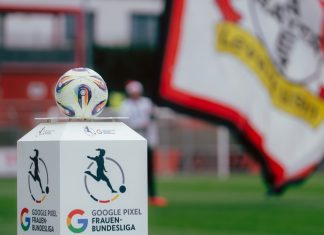 Why Frauen‑Bundesliga clubs rejected a joint DFB venture 06.12.2025, Leverkusen, Google Pixel Frauen Bundesliga, Bayer 04 Leverkusen - RB Leipzig, Germany Ein Google Pixel Frauen Bundesliga Ball liegt auf einem Podest vor dem Spiel, im Hintergrund eine Bayer 04 Leverkusen Fahne.
