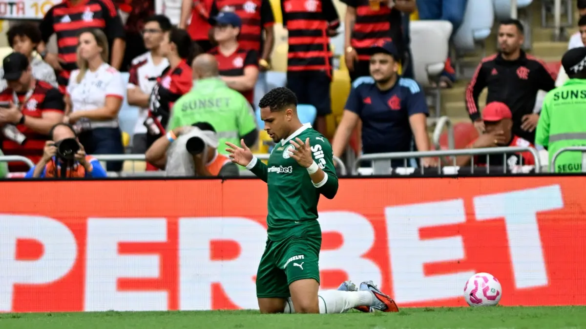Match between Flamengo and Palmeiras in Brazil with sports betting ad shown.